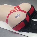 Harley-biker-Dreier-jeans-off-butt-red-flowered-ass-cake